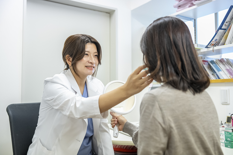 膨らみのあるシミは脂漏性角化症の症状かもしれません